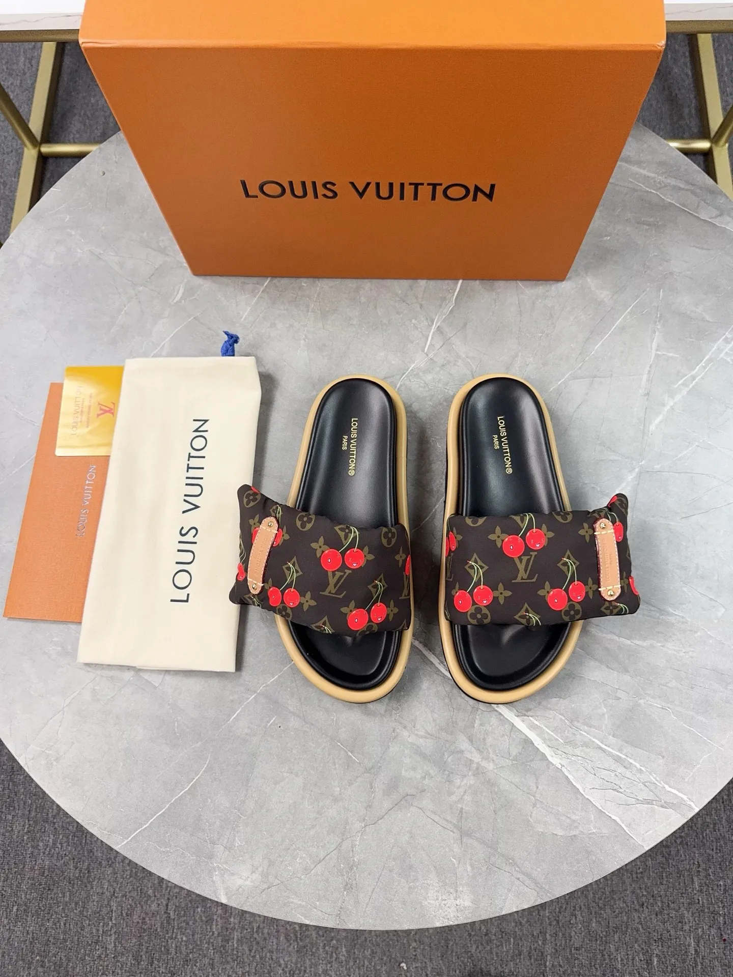 👟👟Ex-factory price 360👟👟 LV Donkey Brand L Family 2025 Hot Style Embossed Logo Embossed Sandals This Pool Pillow Comfort flat sandals are made of technical fabrics and use high-frequency embossing technology to reinterpret the Monogram pattern. Soft padded upper with adjustable Velcro, comfortable and tough insole adds harmonious colors ▪️Fabric: Original customized technical fabric ▪️Lining: soft sheepskin lining ▪️Sole: Original open-molded rubber foam outsole ▪️Size: 35-45